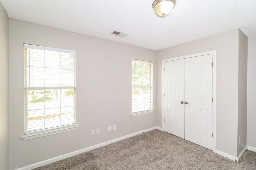 Building Photo - 7096 Lagrange Hill Dr