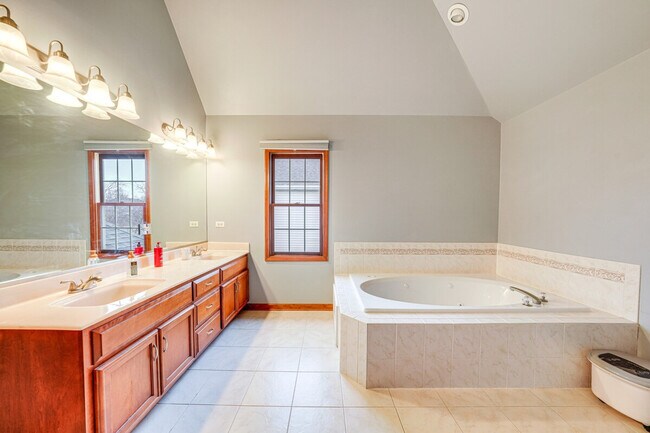 Building Photo - 3423 Goldfinch Dr