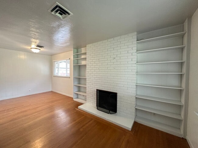 Building Photo - Great Location near McKinley Park!