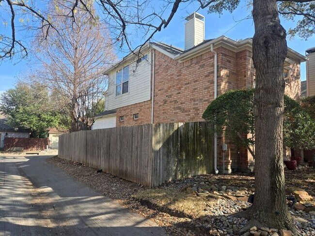 Building Photo - 6116 Thursby Ave