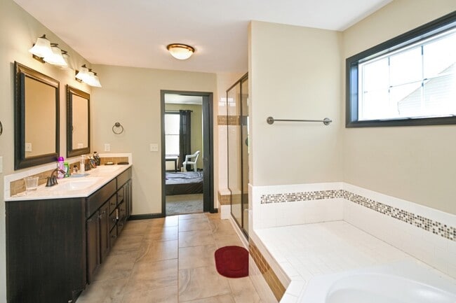 Building Photo - 1204 Ledgestone Dr