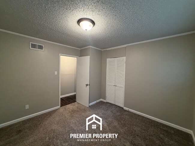 Building Photo - Charming 3BR/2BA East Memphis Home | 1,795 Sq Ft, Hardwood Floors & Fireplace