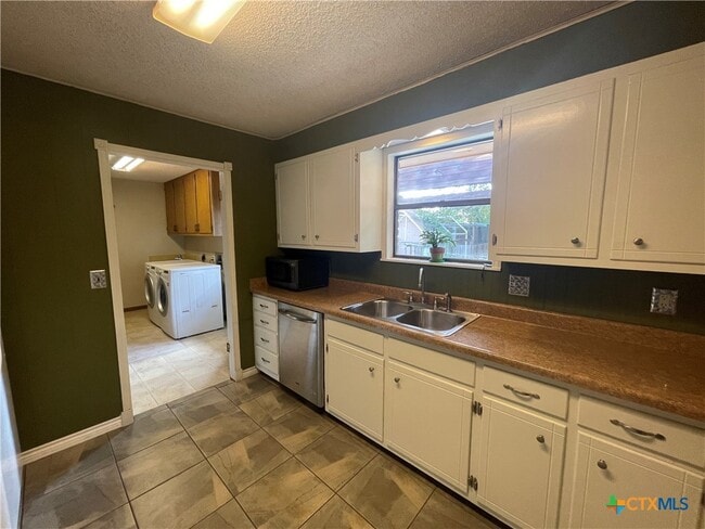 Building Photo - 1346 Carnation Ln