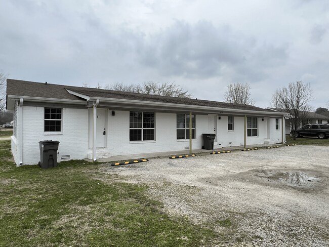 Building Photo - Newly Remodeled 2 Bedroom, 1 Bathroom Triplex