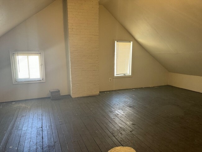 Building Photo - 3 bedroom, 1 bath, 3 story half double house