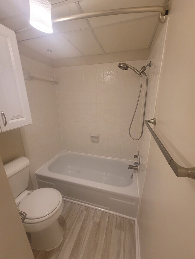Building Photo - 7076 N Holiday Dr
