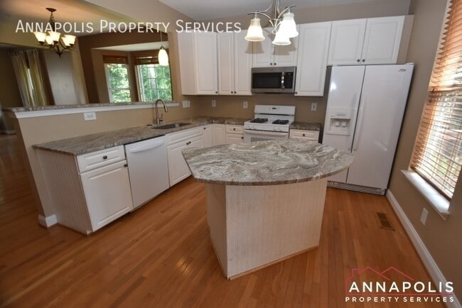 Building Photo - 888 Stonehurst Ct