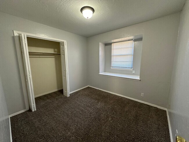 Building Photo - 4844 Woodview Dr