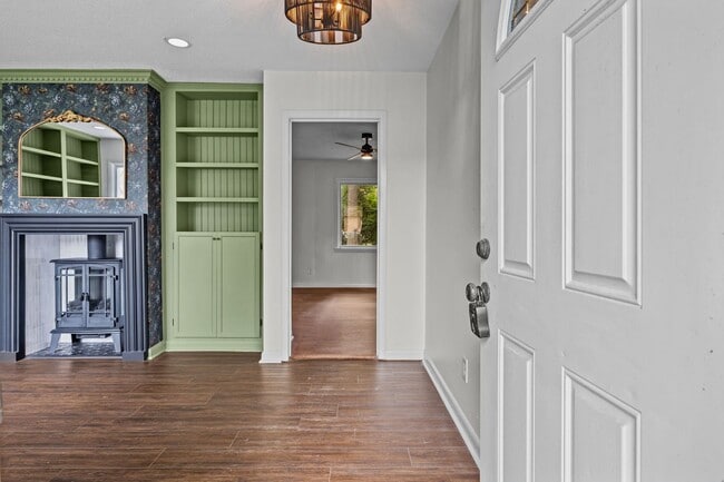 Building Photo - 3 Bedroom 2 Freshly Remodeled Bathrooms