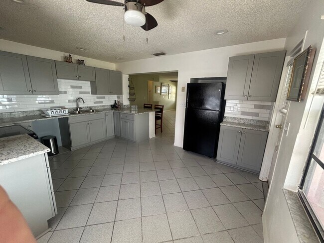 Building Photo - DIRECT GULF ACCESS 2/2 FOR RENT