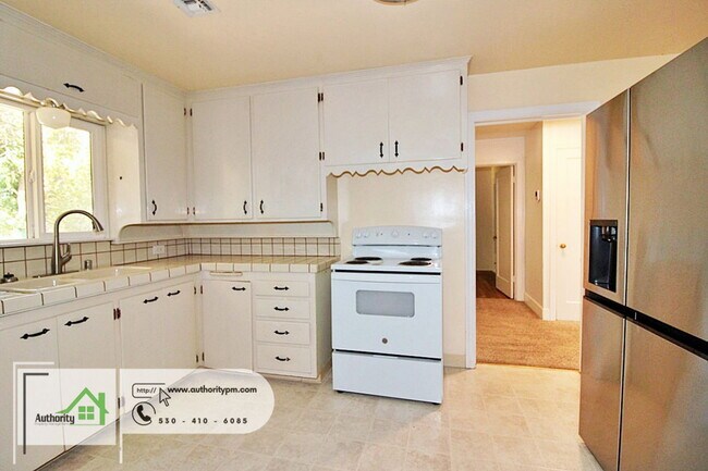 Building Photo - 686 Coronado St