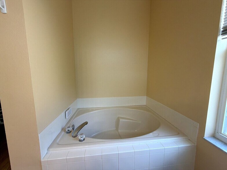 Building Photo - 8127 Fan Palm Way