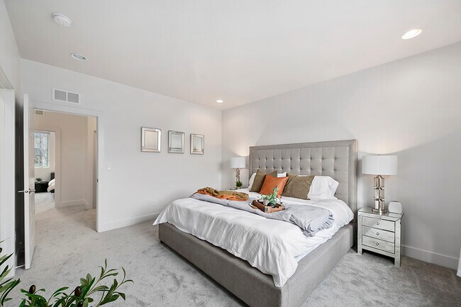 Building Photo - 3714 E Parkcenter Blvd