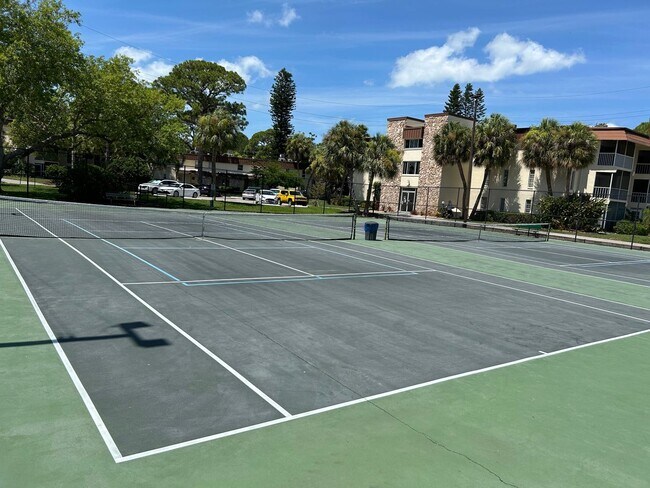 Building Photo - Updated 1 Bed/1.5 Bath Near the Beach! Great Amenities