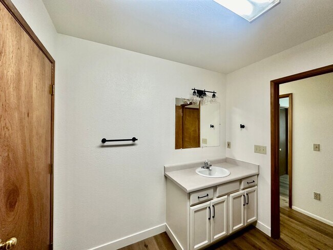 Building Photo - 5425 Glenridge Wy