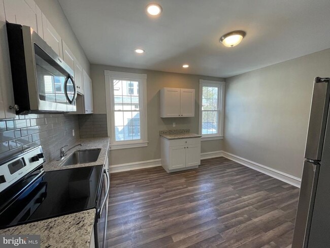 Building Photo - 10 Clifton Ave