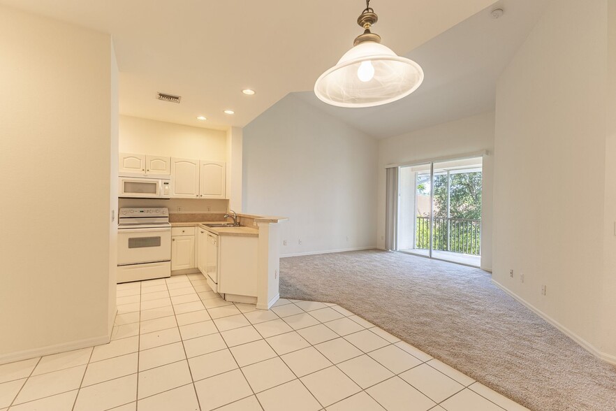 Building Photo - Spacious 3/2  in gated community off Colonial Blvd