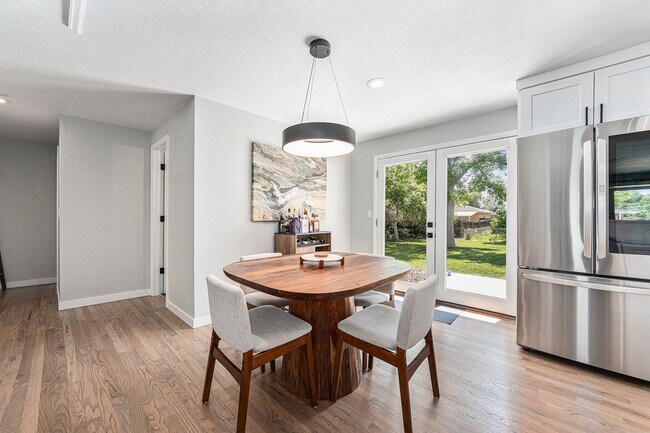 Building Photo - $500 OFF RENT!!!! STUNNING 5BD/3BA Home in...
