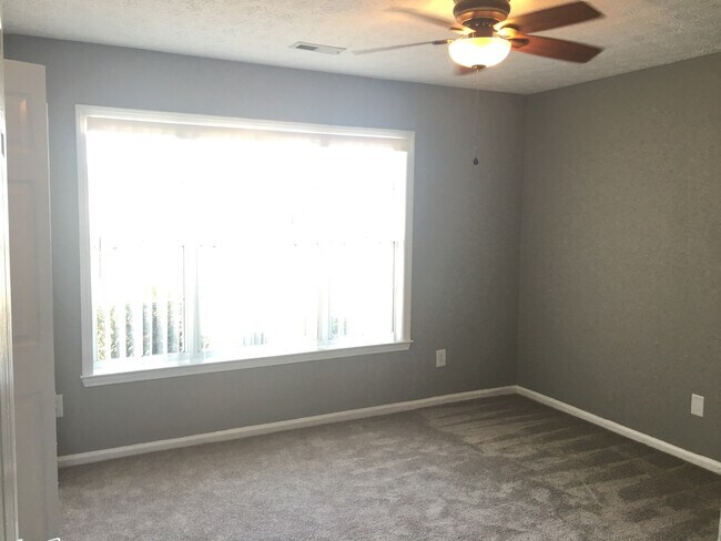 Building Photo - 4 Bedroom 2 Bathroom Home