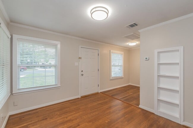 Building Photo - Recently updated 2-bedroom duplex in the desirable Ridglea area.