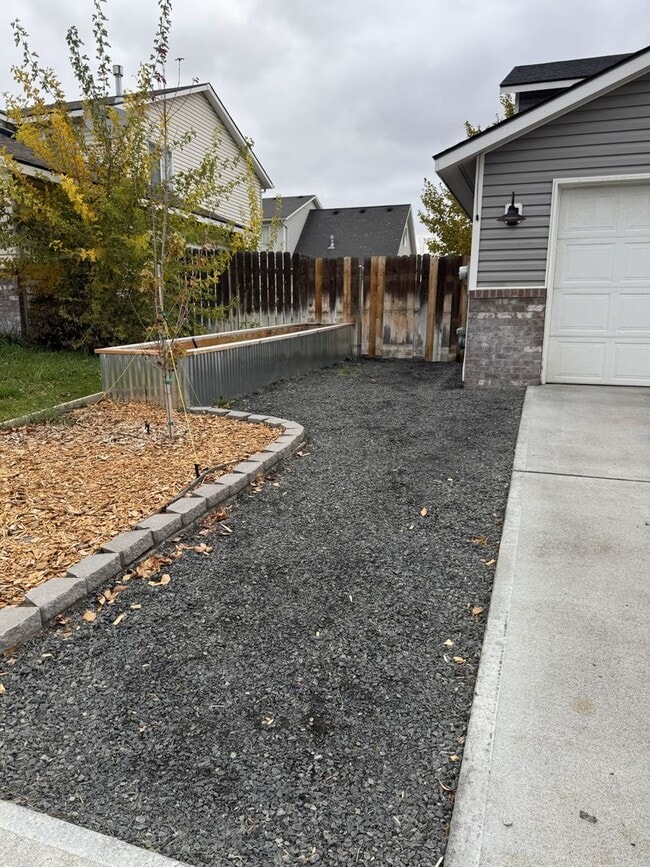 Building Photo - HARD TO FIND 4 BEDROOM