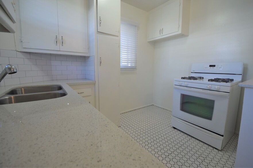 Building Photo - 823 Orange Grv Ave