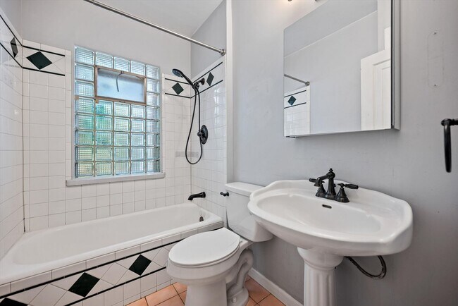 Building Photo - Historic Charm & Modern Comfort in Prime Platt Park Location