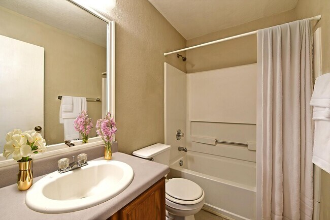 Building Photo - GREAT HOME  |  3 BEDROOMS + OFFICE  |  CLO...