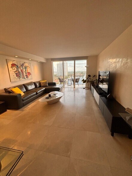 Building Photo - 3675 N Country Club Dr