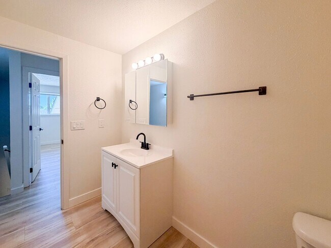 Building Photo - 4507-4517-4517 Boulder Dr SE