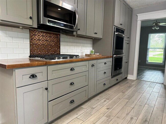 Building Photo - 228 Oak Manor Dr