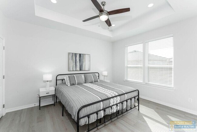 Building Photo - 20 S Bay Hill Dr