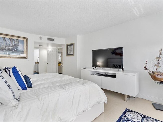 Building Photo - 3400 Galt Ocean Dr