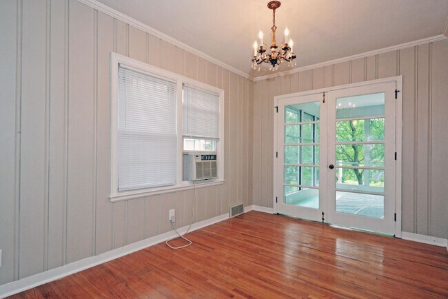 Building Photo - Beautiful 3-Bedroom 1.5-Bathroom Available...