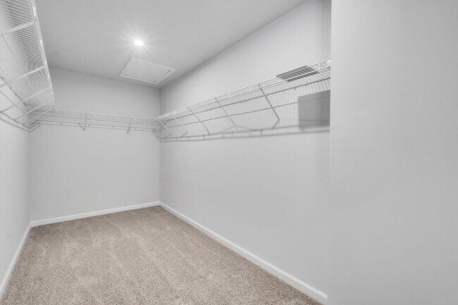 Building Photo - PRICE DROP! Spacious Westbriar Woods Home ...