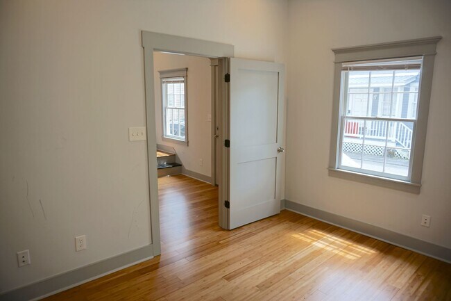 Building Photo - 2 BED | 2 BATH | HISTORIC DISTRICT | GATED BACKYARD WITH PORCH