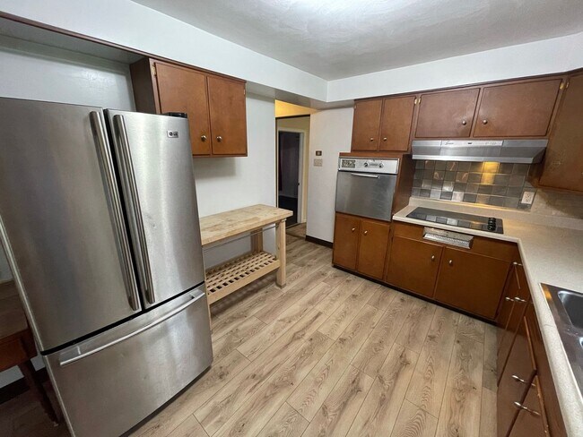 Building Photo - Beautiful 4 Bedroom, 2.5 Bathroom, 3000sq.ft Ranch! Pet Friendly!