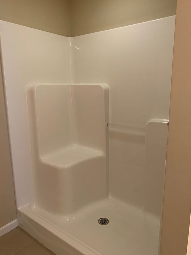 Building Photo - Beautiful 3 Bedroom, 2 Bath Home, With GAR...