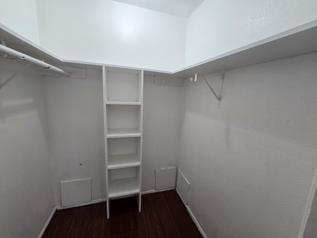 Building Photo - 8071 Meadow Park Dr