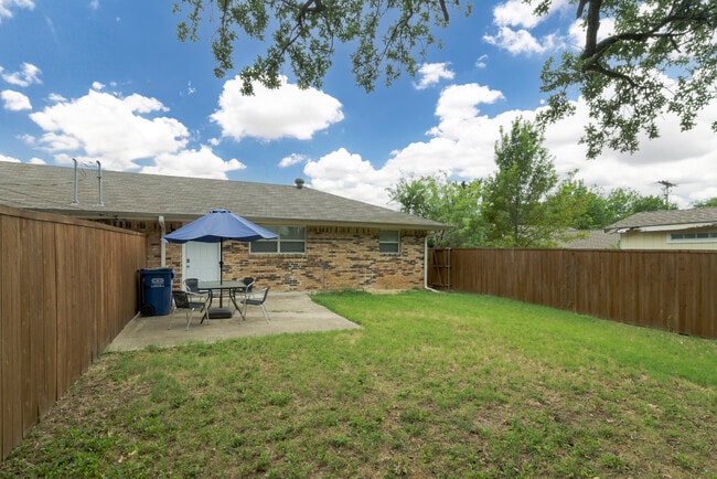 Building Photo - 1704 Kynette Dr