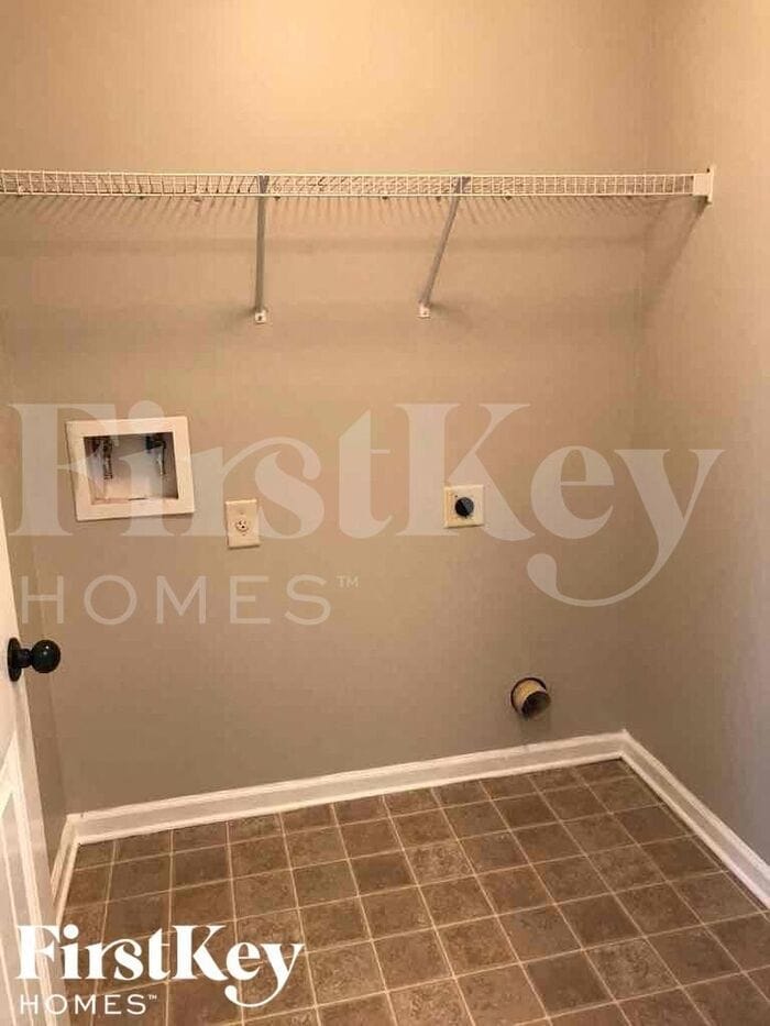 Building Photo - 260 Village Broad St