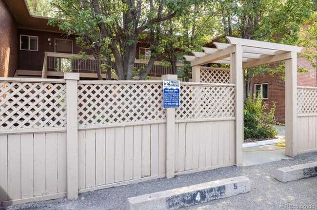 Building Photo - One Bedroom Condo Walking Distance to CU with Fenced Backyard and Flatiron Views!