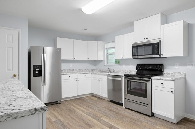 Building Photo - 4 Bed/2 1/2 Bathroom On Bus Line Undergrads Pets