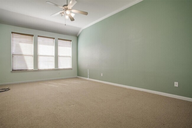 Building Photo - 1420 Canary Dr