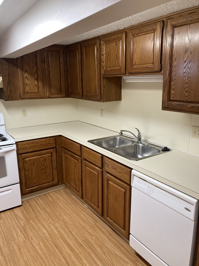 Kitchen - 7065 Starcliff Ave NW