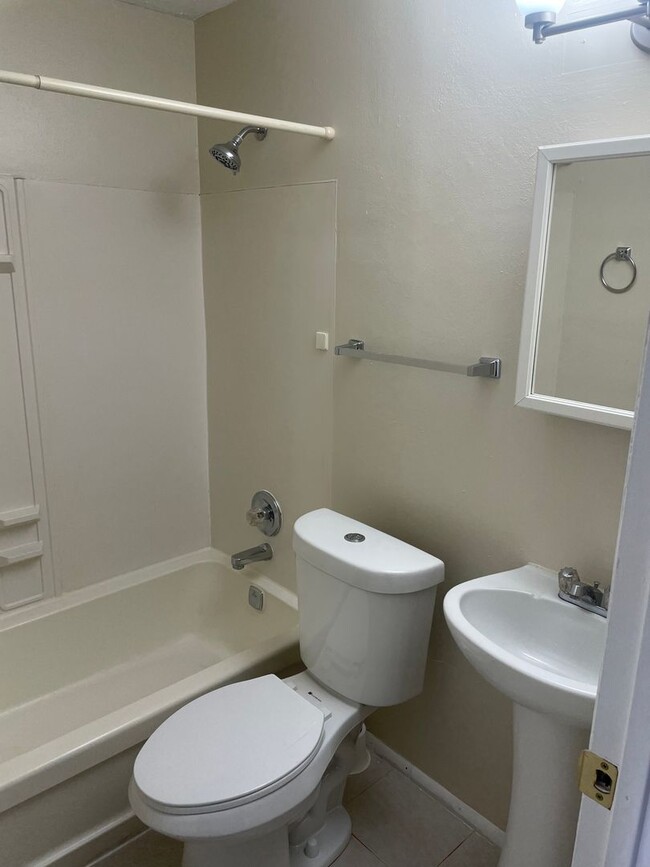 Building Photo - 2 Bed 2 Bath Townhome for lease: $1,480 pe...