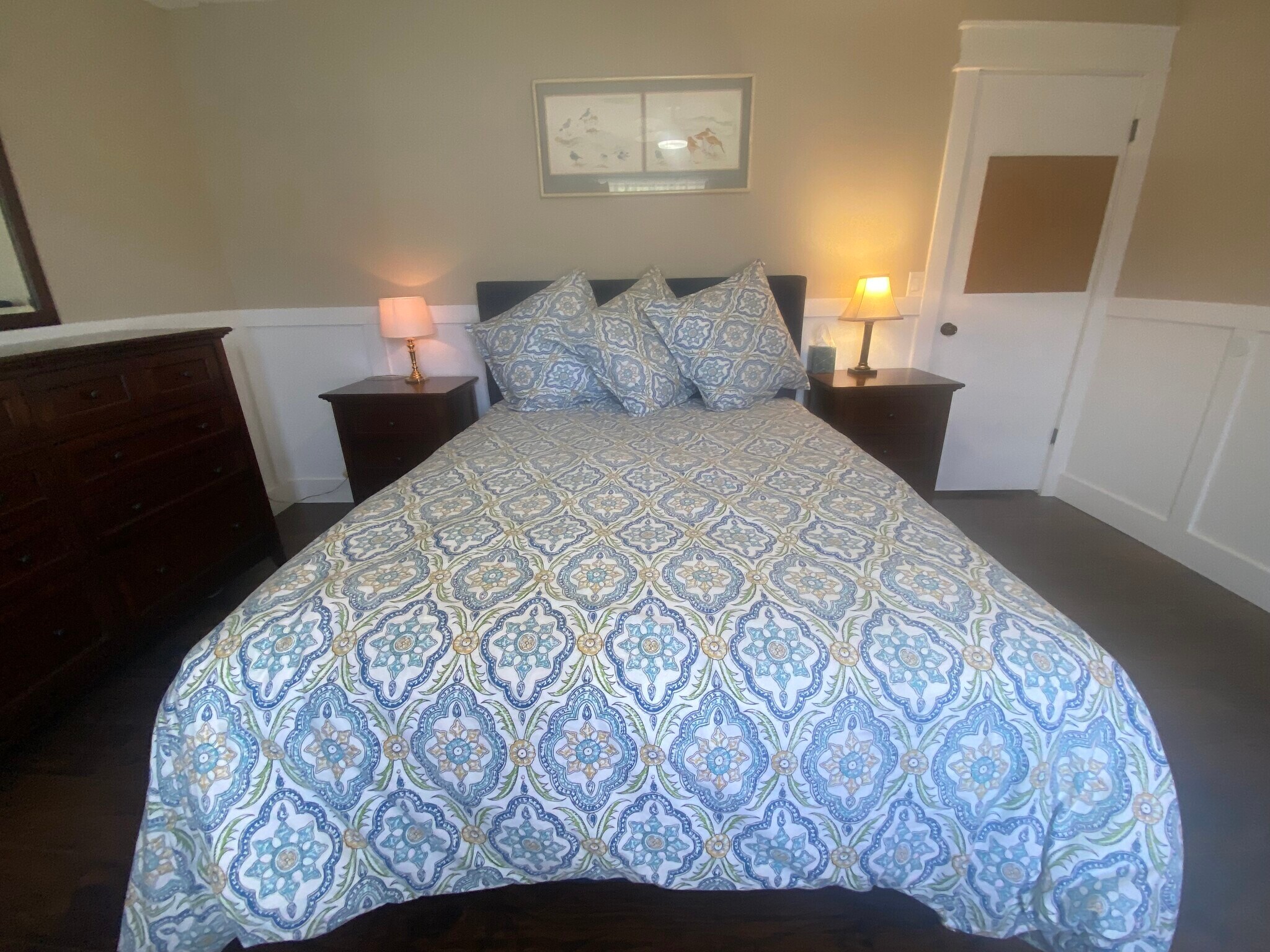 Main bedroom, Queen size bed walk-in closet, desk etc - 648 Glenview Dr