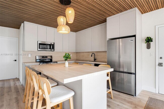 Building Photo - 1275 Marseille Dr