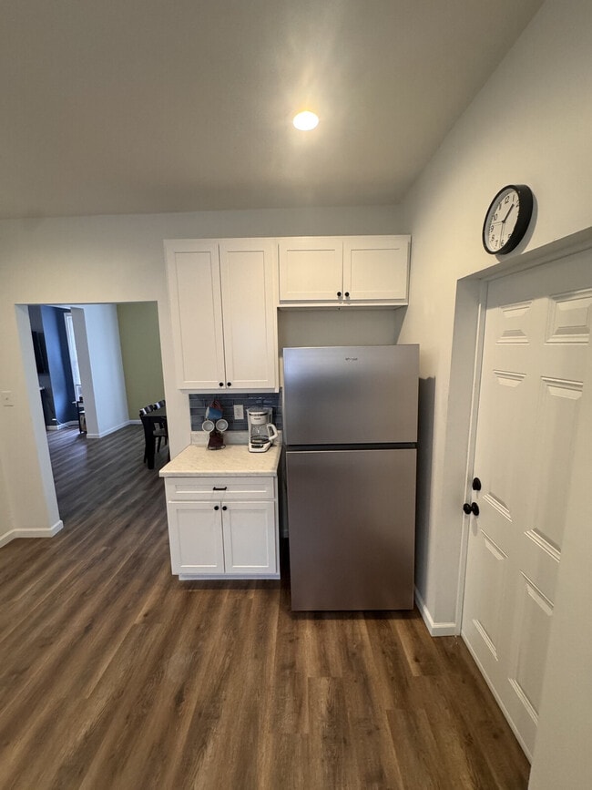 Building Photo - 6559 Hoffman Ave