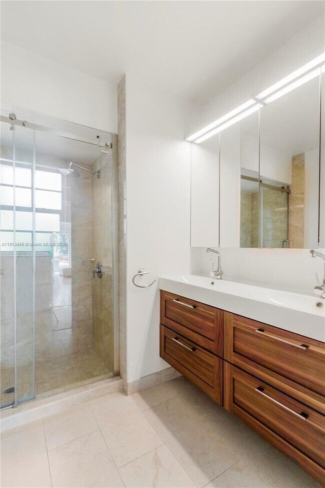 Building Photo - 1700 Bay Dr